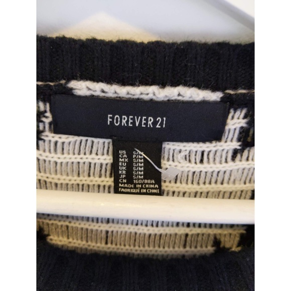 Forever 21 Knitted B&W Batwing Kaftan… - Picture 8 of 9